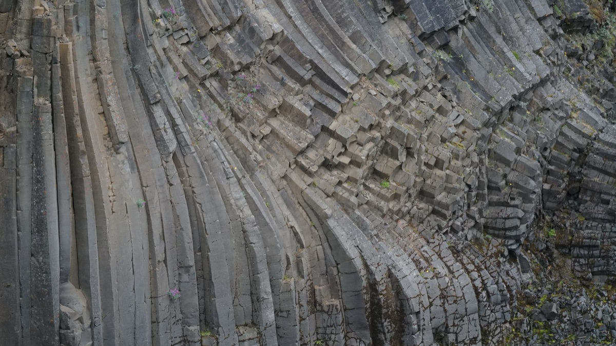 Traditionelle schwarze Basaltsteinmauer auf Jeju