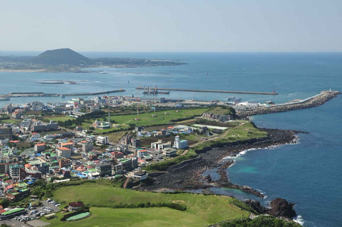 Architecture d'un café avec vue sur l'océan à Jeju.