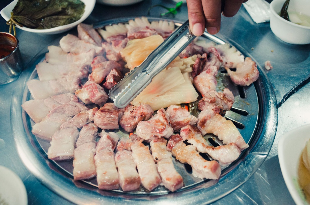 Gerecht met Jeju zwart varkensvlees in fine dining stijl
