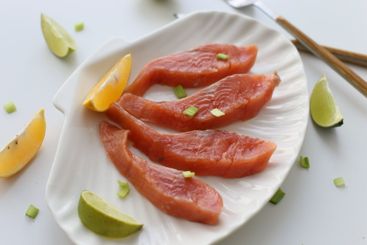 Sashimi de peixe espeto prateado fresco e luxuoso