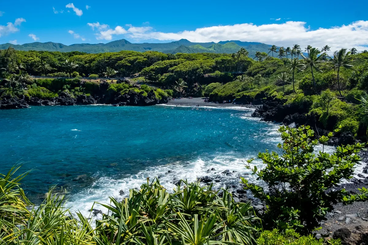 探訪哈納灣豐盛的綠色景觀與藍色海水，其獨特的黑沙 beaches 與熱帶植物