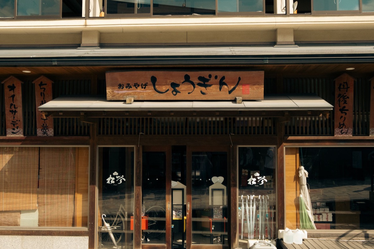 地元グルメ方法 10年変わらぬ味を守る名店を見つけるコツ